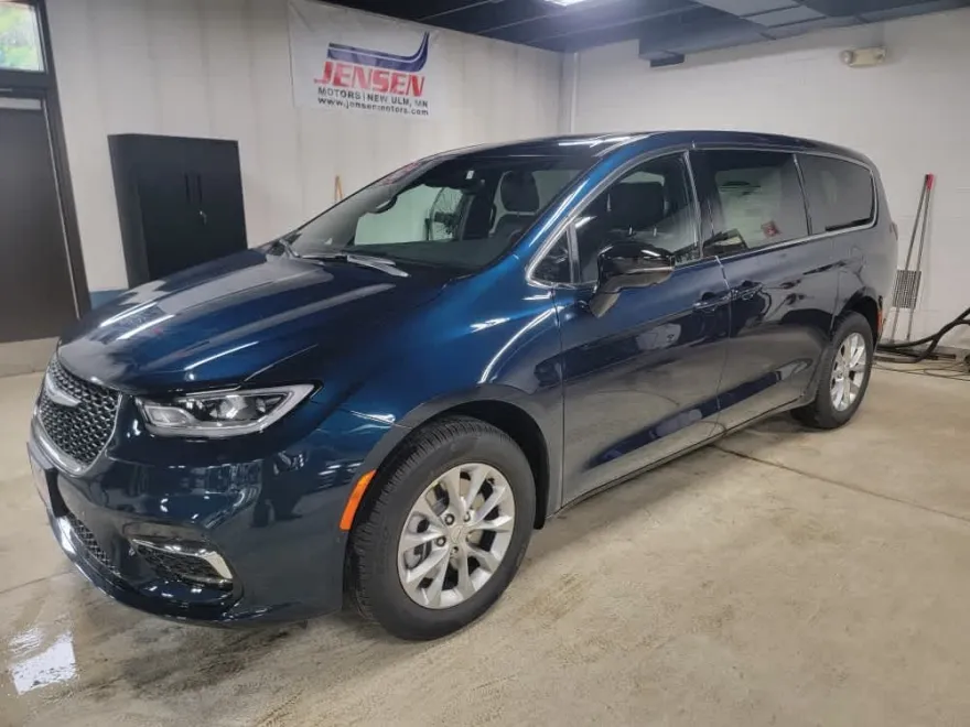2025 Chrysler Pacifica photo 1