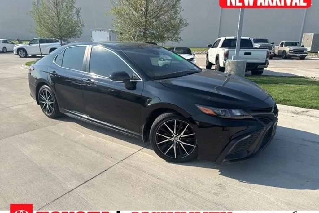 2024 Toyota Camry SE photo 1