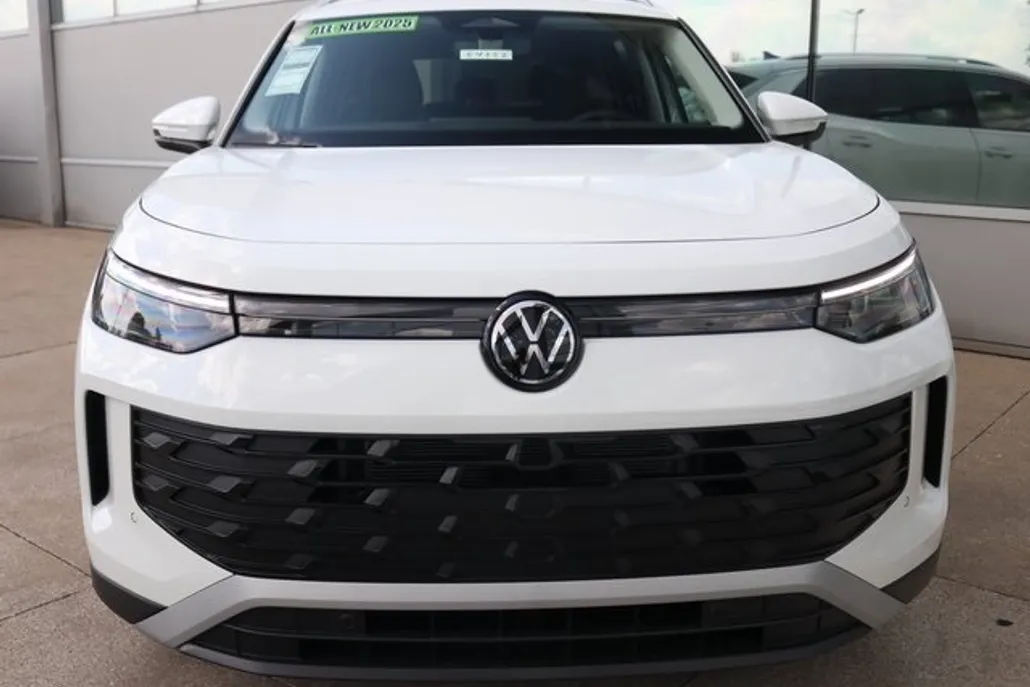 2025 Volkswagen Tiguan SE photo 1