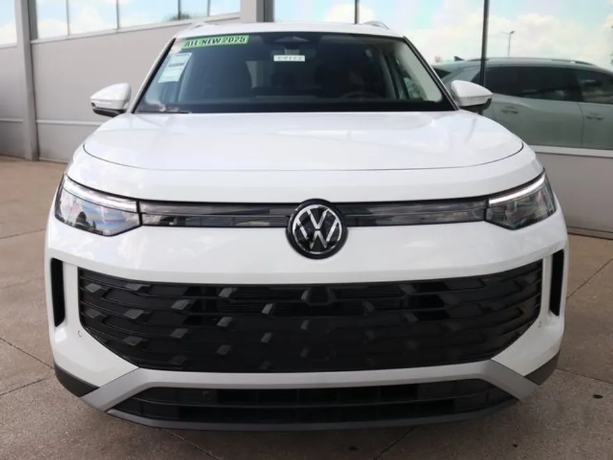 2025 Volkswagen Tiguan SE photo 1