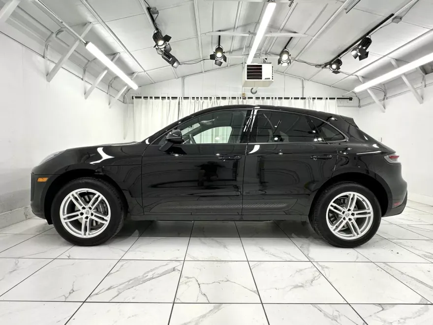 2024 Porsche Macan Base photo 2