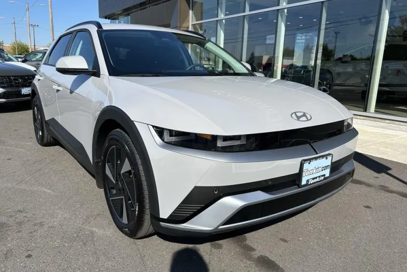 2025 Hyundai Ioniq 5 SE Standard Range photo 1