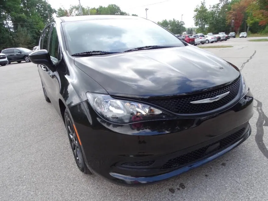 2023 Chrysler Voyager LX photo 1