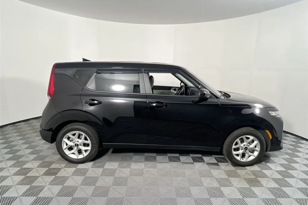 2025 Kia Soul LX photo 1