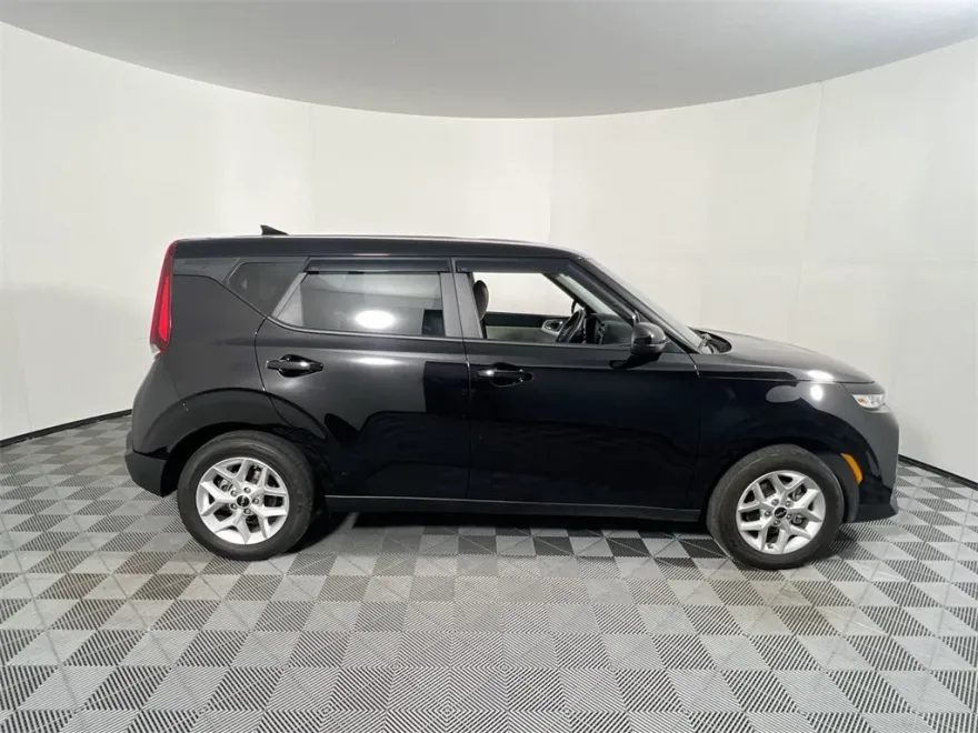 2025 Kia Soul LX photo 1