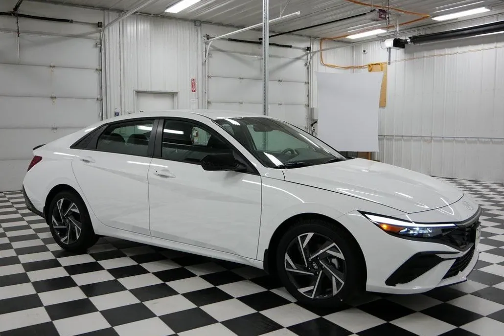 2025 Hyundai Elantra SEL Sport photo 1