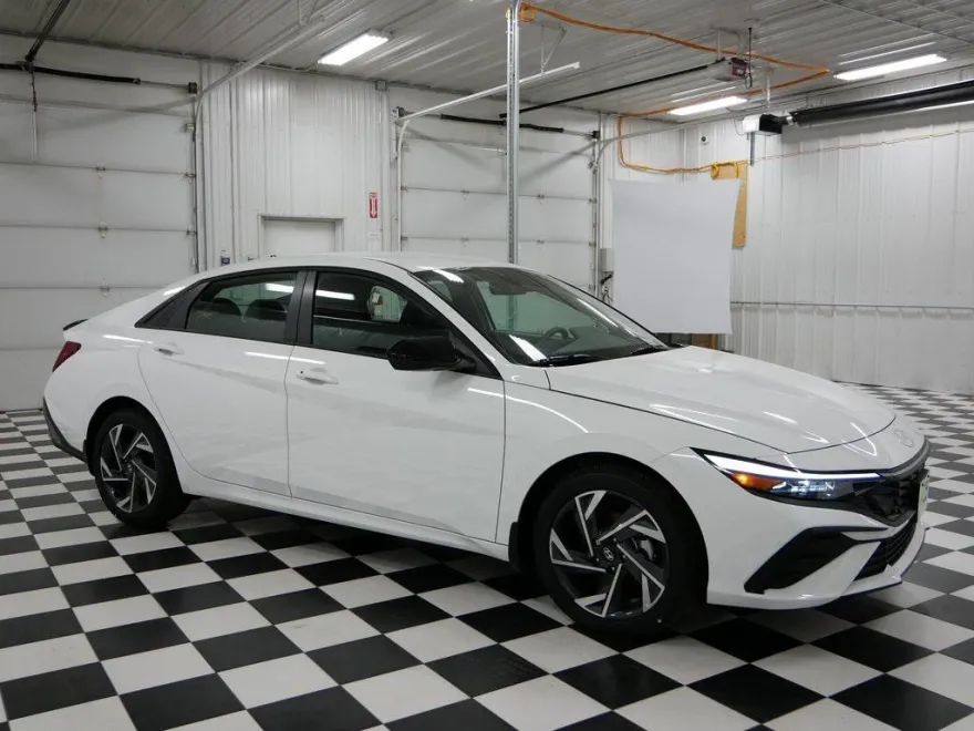 2025 Hyundai Elantra SEL Sport photo 1