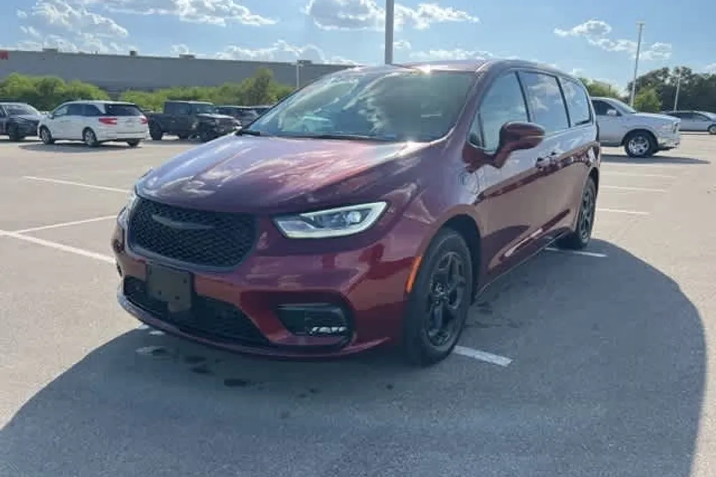 2022 Chrysler Pacifica Hybrid Touring L photo 1