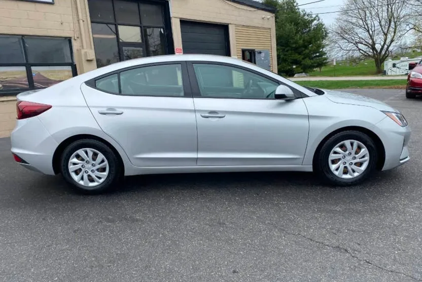 2019 Hyundai Elantra SE photo 1