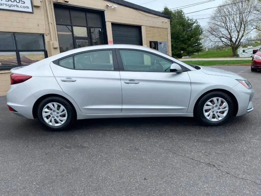 2019 Hyundai Elantra SE photo 1