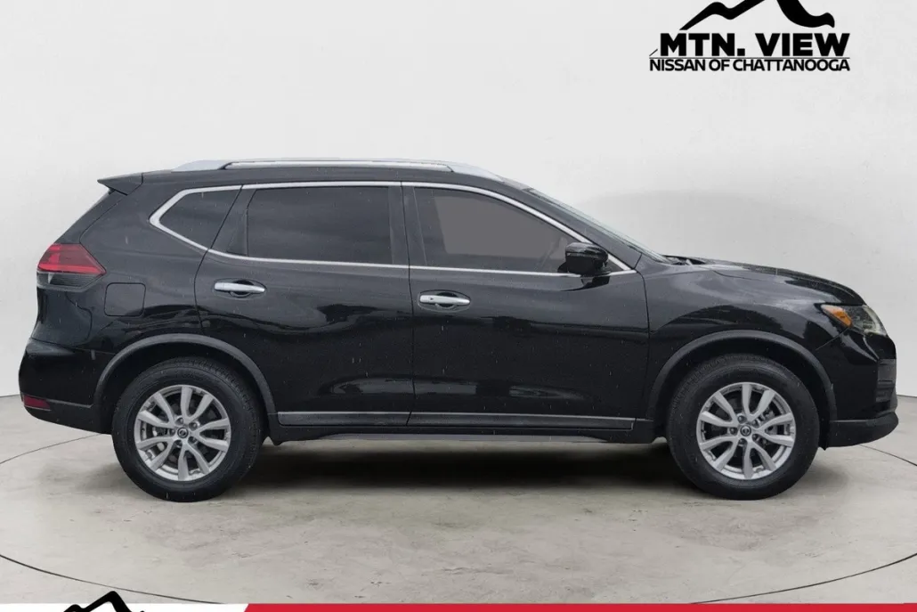 2018 Nissan Rogue SV photo 1