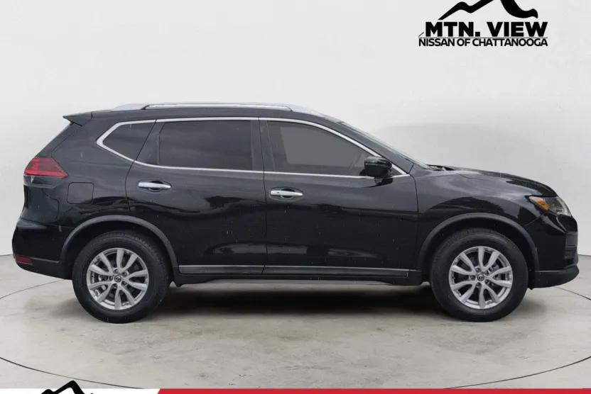 2018 Nissan Rogue SV photo 1