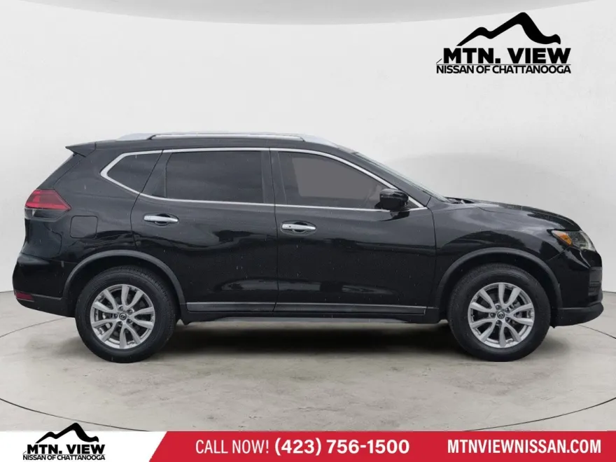 2018 Nissan Rogue SV photo 1