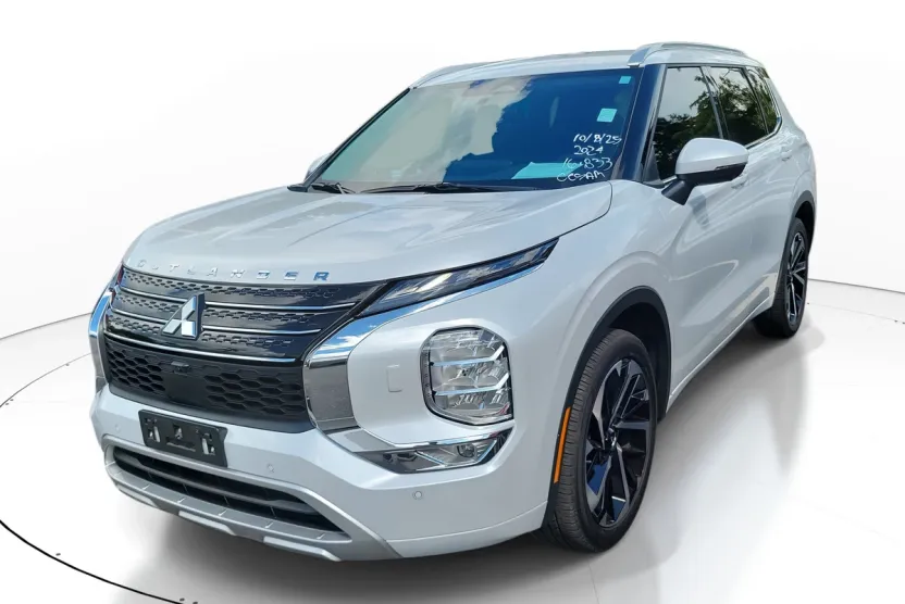 2024 Mitsubishi Outlander SEL photo 1