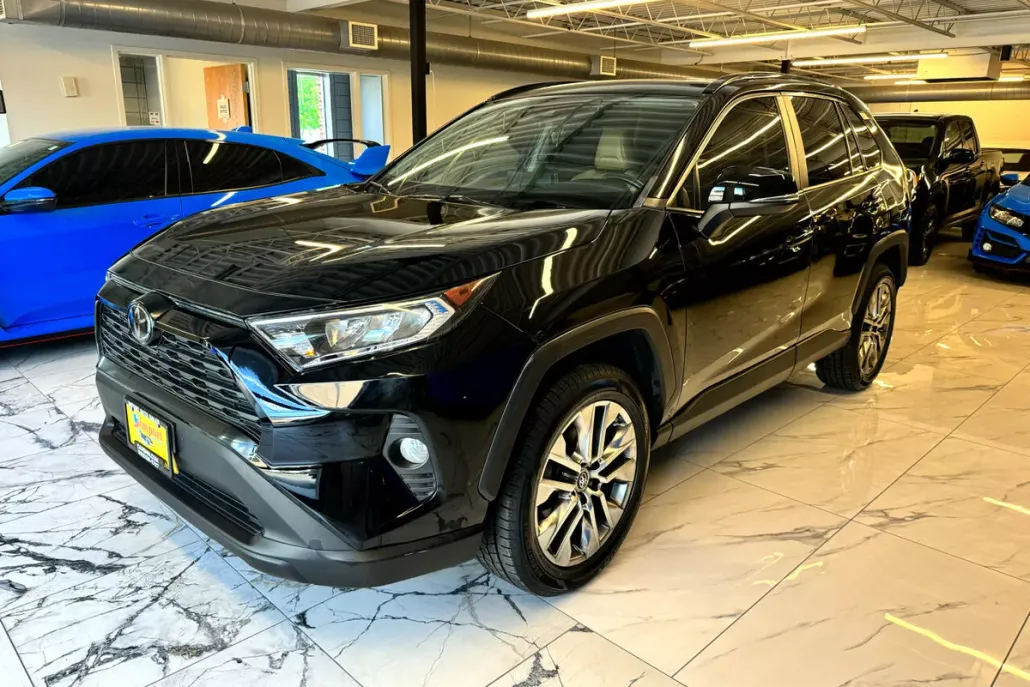2019 Toyota RAV4 XLE Premium photo 1