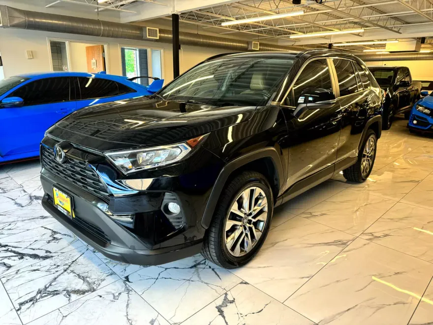 2019 Toyota RAV4 XLE Premium photo 1