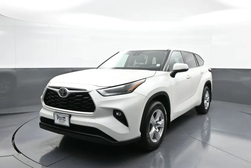 2021 Toyota Highlander LE photo 1