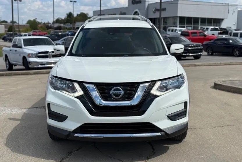 2020 Nissan Rogue SV photo 1