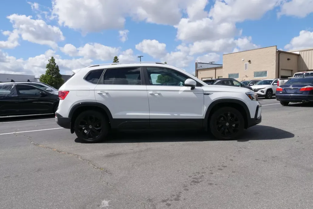 2023 Volkswagen Taos SE photo 1