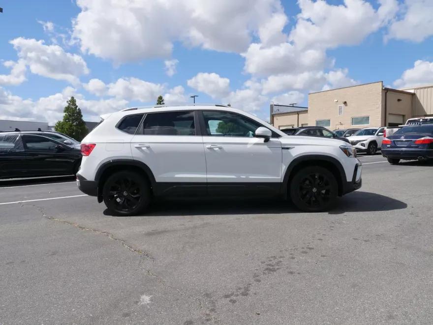 2023 Volkswagen Taos SE photo 1