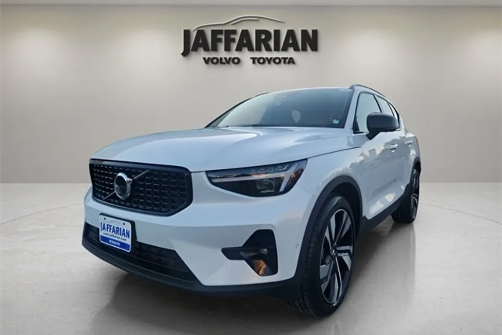 2025 Volvo XC40 Plus photo 1