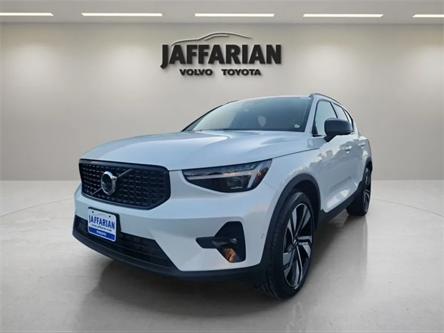 2025 Volvo XC40 Plus photo 1