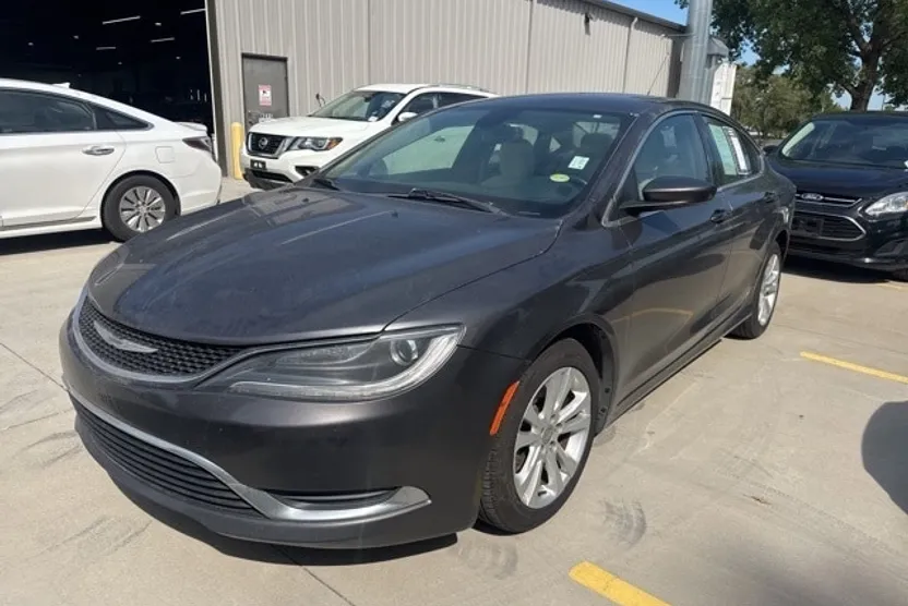 2016 Chrysler 200 Limited photo 1