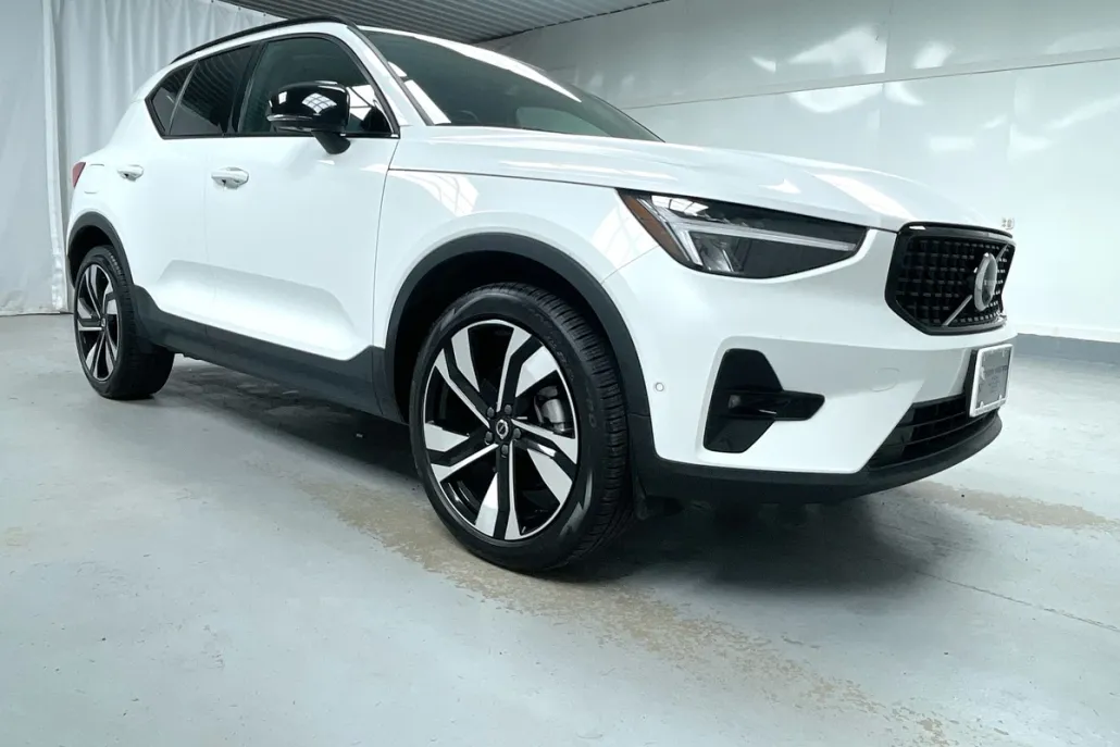2025 Volvo XC40 Plus photo 1
