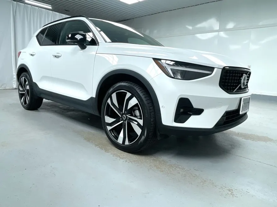 2025 Volvo XC40 Plus photo 1