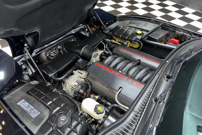 2004 Chevrolet Corvette photo 1