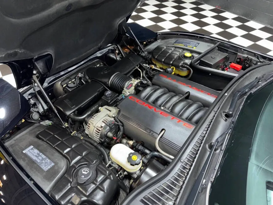 2004 Chevrolet Corvette photo 1