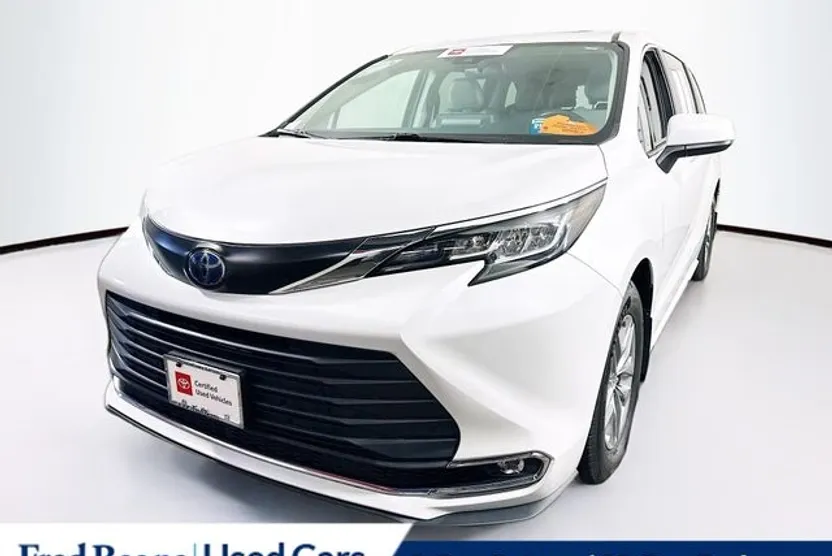 2022 Toyota Sienna XLE photo 1