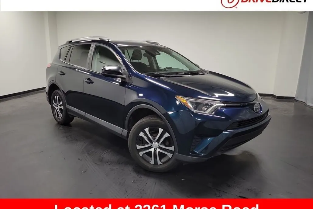 2018 Toyota RAV4 LE photo 1