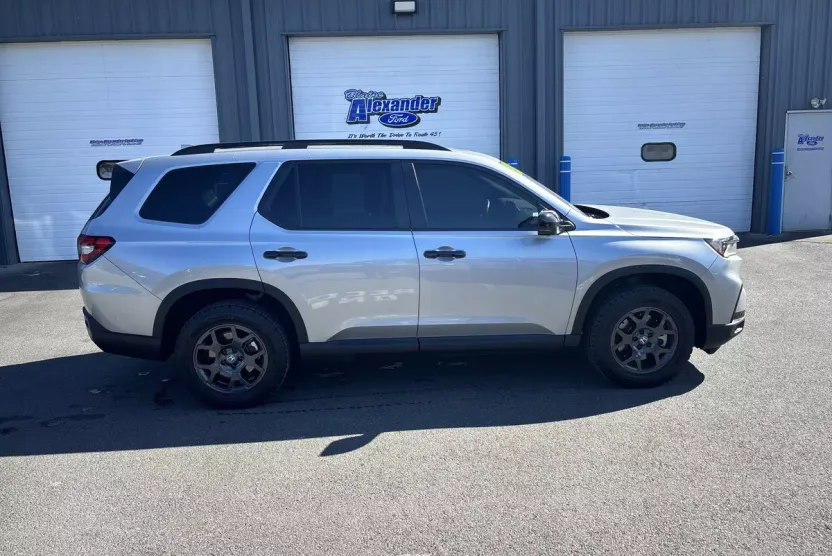 2025 Honda Pilot TrailSport photo 1