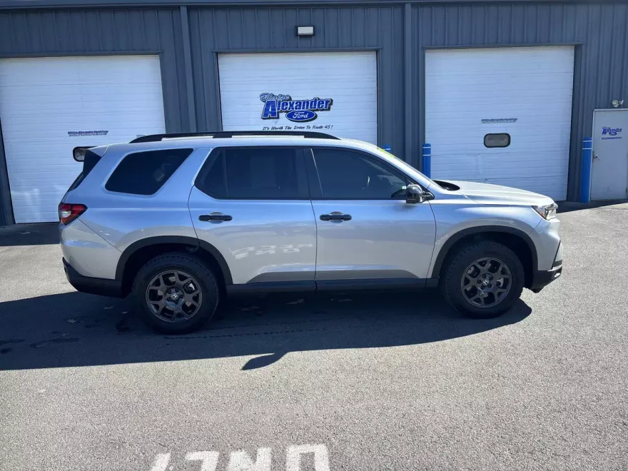 2025 Honda Pilot TrailSport photo 1