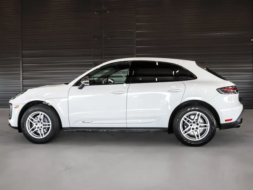 2023 Porsche Macan T photo 1