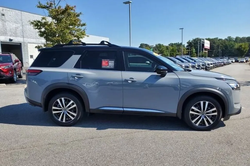 2024 Nissan Pathfinder Platinum photo 1