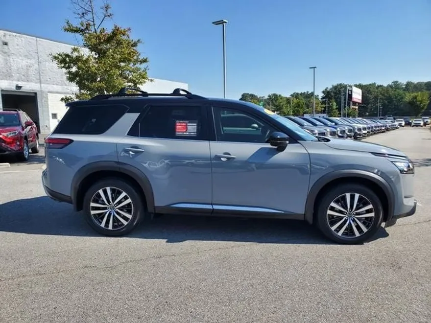 2024 Nissan Pathfinder Platinum photo 1