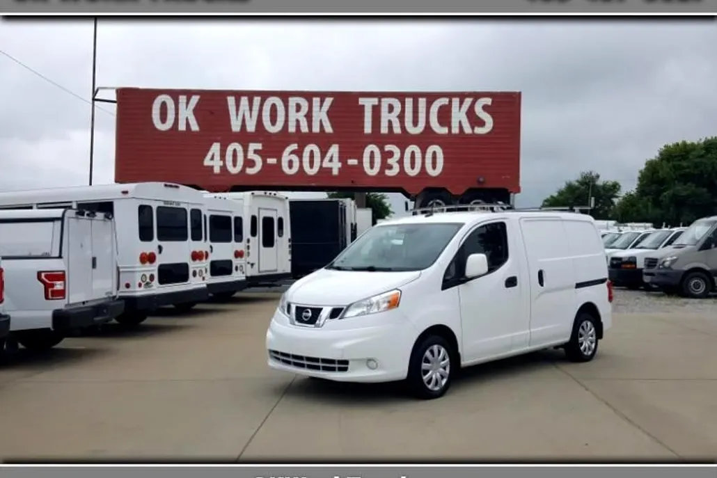 2017 Nissan NV200 SV photo 1