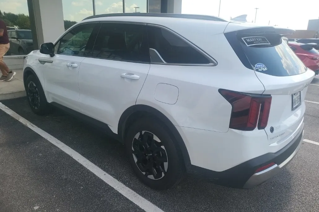 2024 Kia Sorento S photo 1