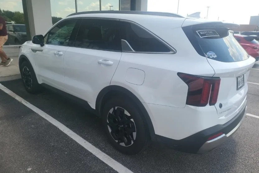 2024 Kia Sorento S photo 1