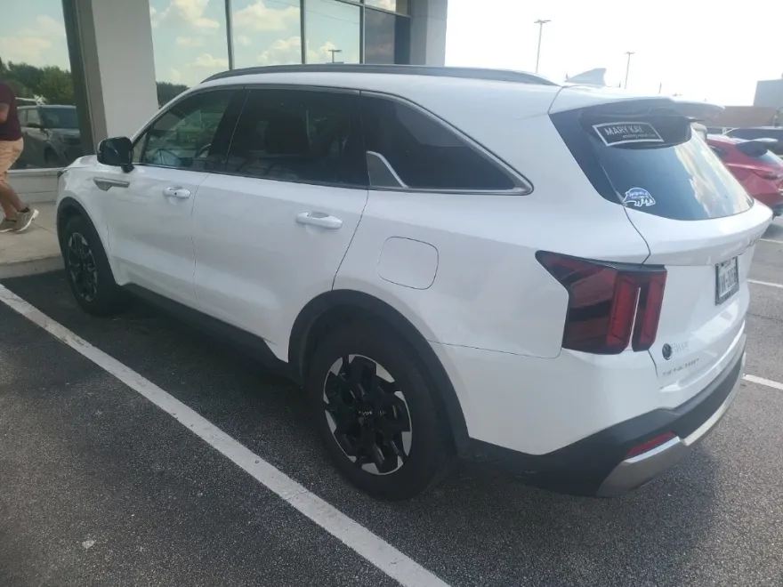 2024 Kia Sorento S photo 1