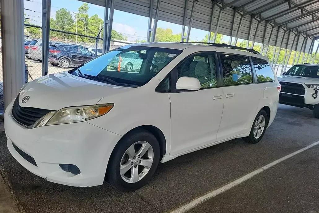 2011 Toyota Sienna LE photo 1