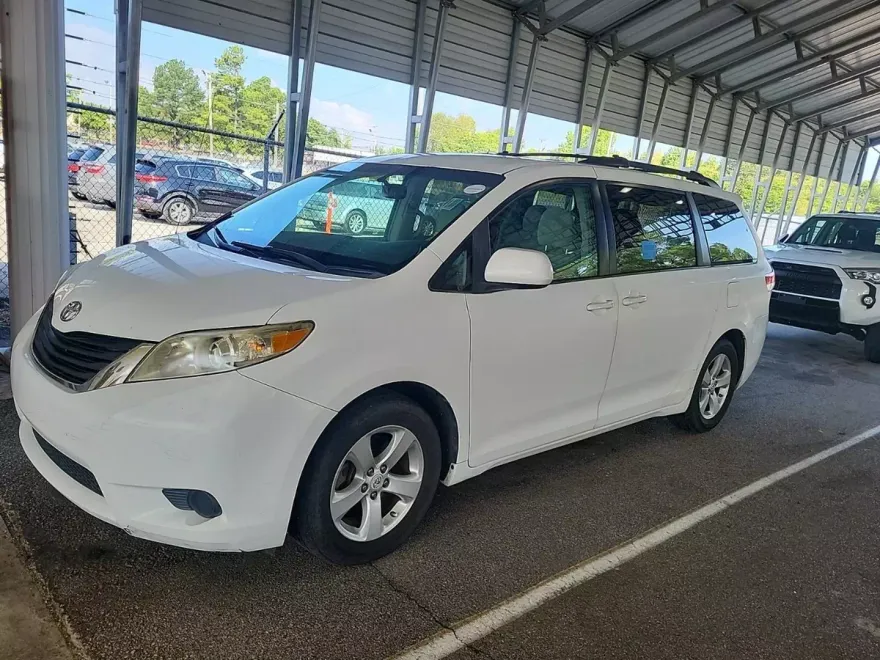 2011 Toyota Sienna LE photo 1