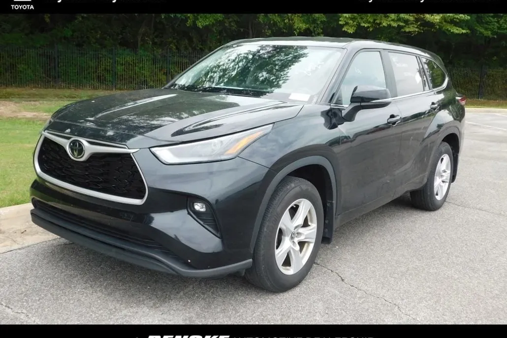 2024 Toyota Highlander LE photo 1