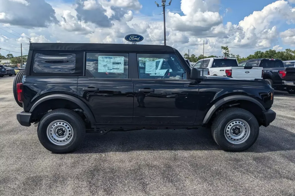 2025 Ford Bronco Base photo 1