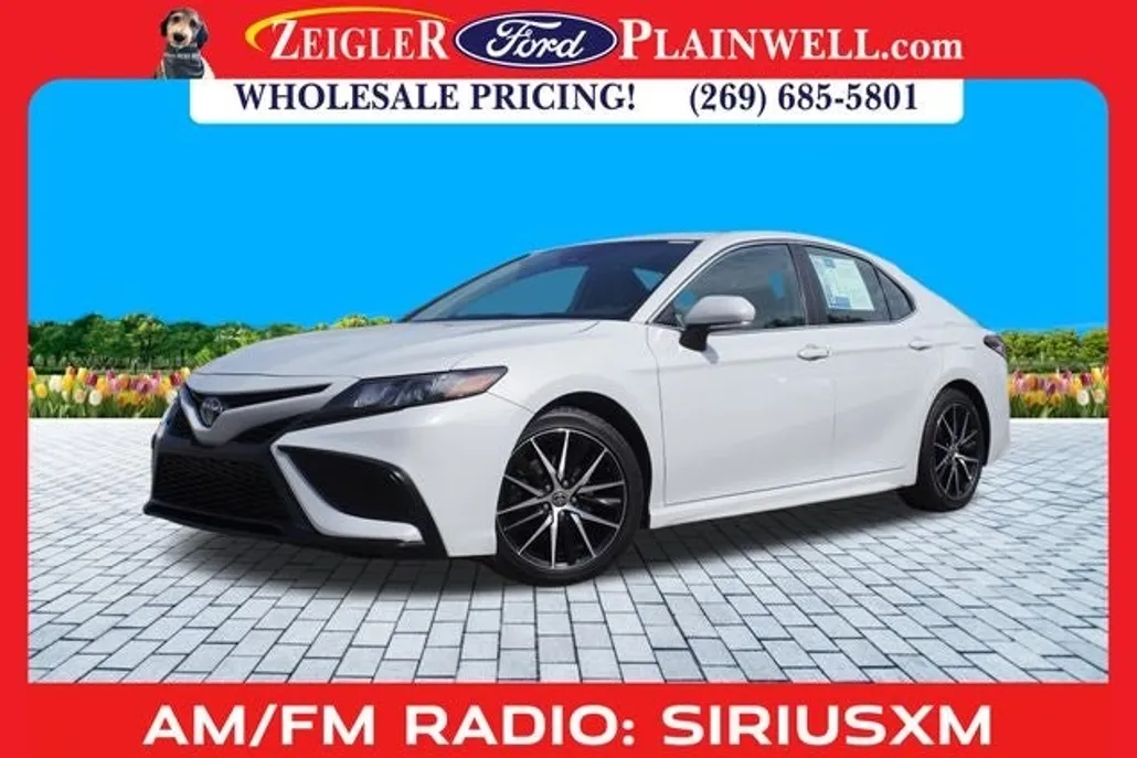 2022 Toyota Camry Hybrid SE photo 1