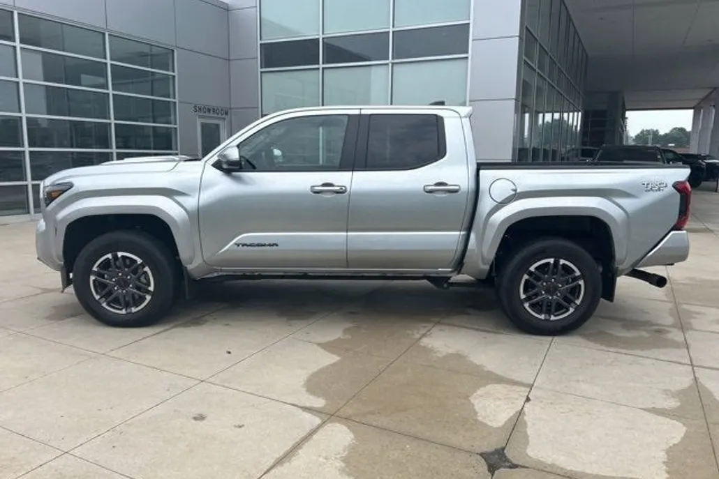 2024 Toyota Tacoma Base photo 1