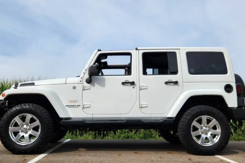 2013 Jeep Wrangler Unlimited Sahara photo 1