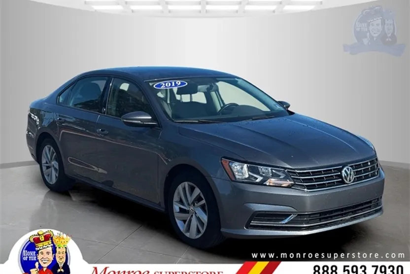 2019 Volkswagen Passat 2.0T Wolfsburg Edition photo 1